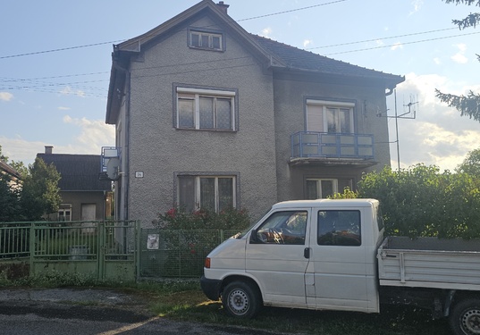 NOVINKA - Priestranný 6-izbový rodinný dom v obci Horná Ves – ideálny aj ako dvojgeneračný, Pozemok 582m2.